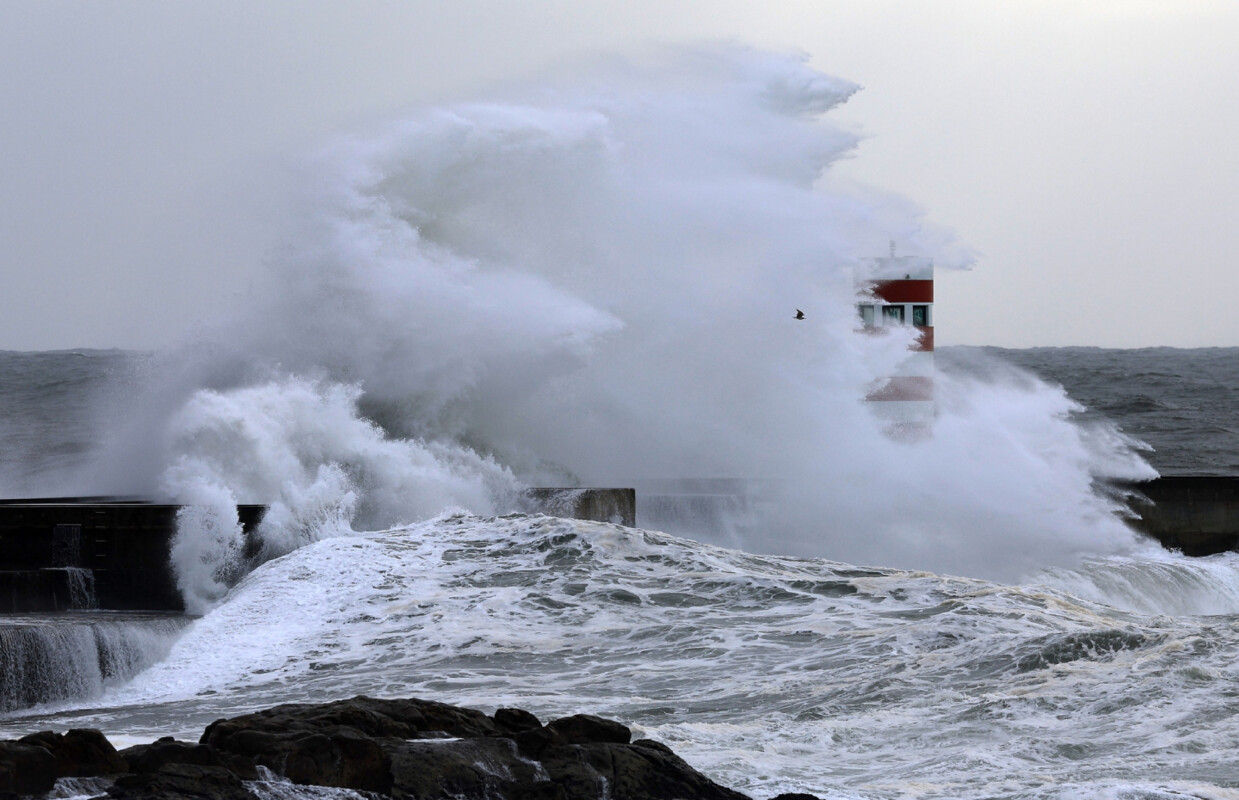 Agitação marítima numa barra em orla costeira